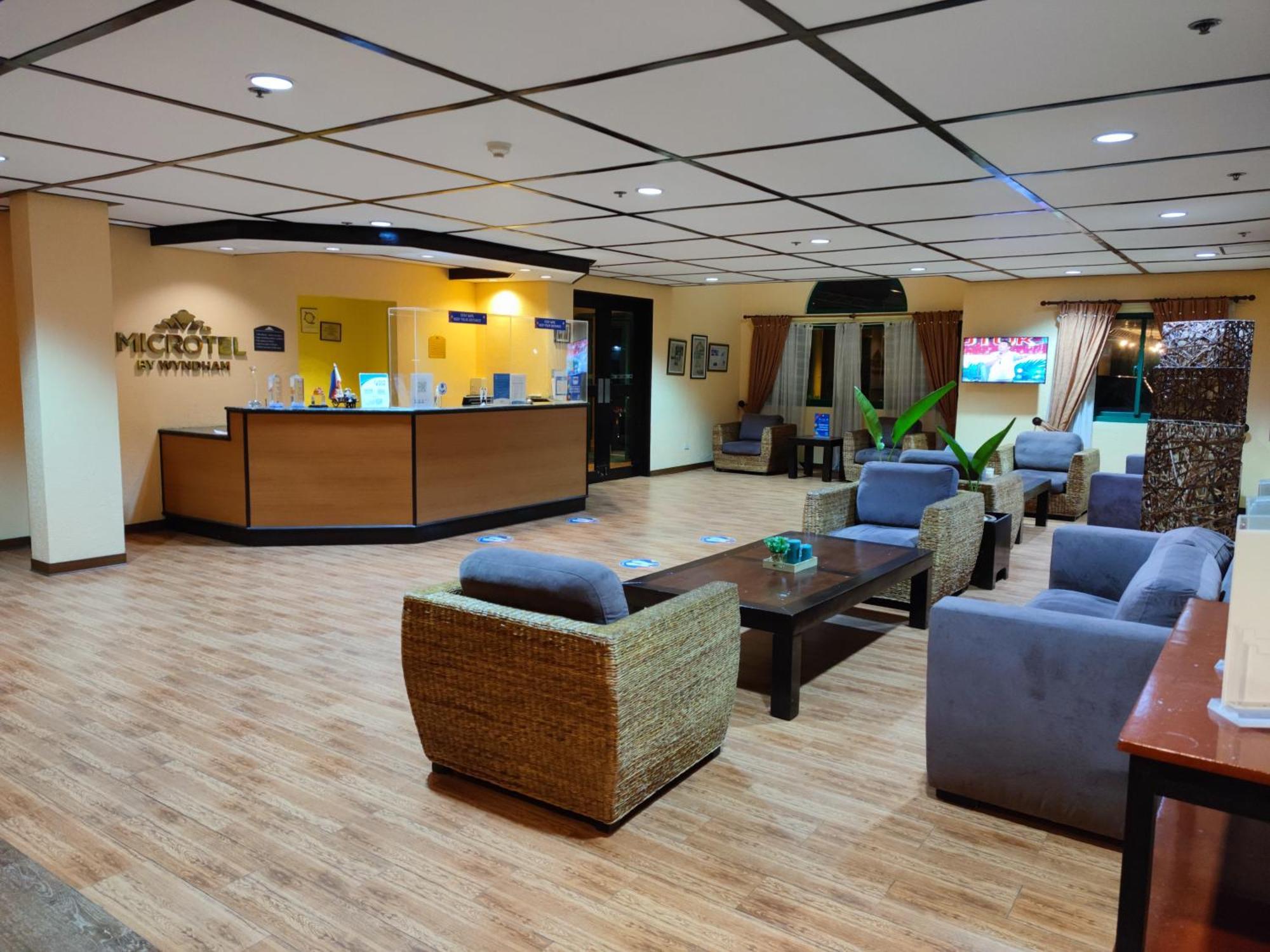 Microtel By Wyndham Cabanatuan Exterior photo